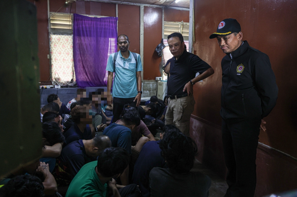 Selangor ketum raid nets 27 men, including three civil servants
