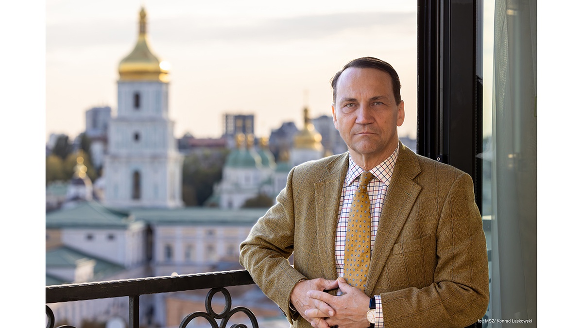 Sikorski signs motion to add Lviv Regional Council dpty Sheremeta to Poland’s list of personae non gratae