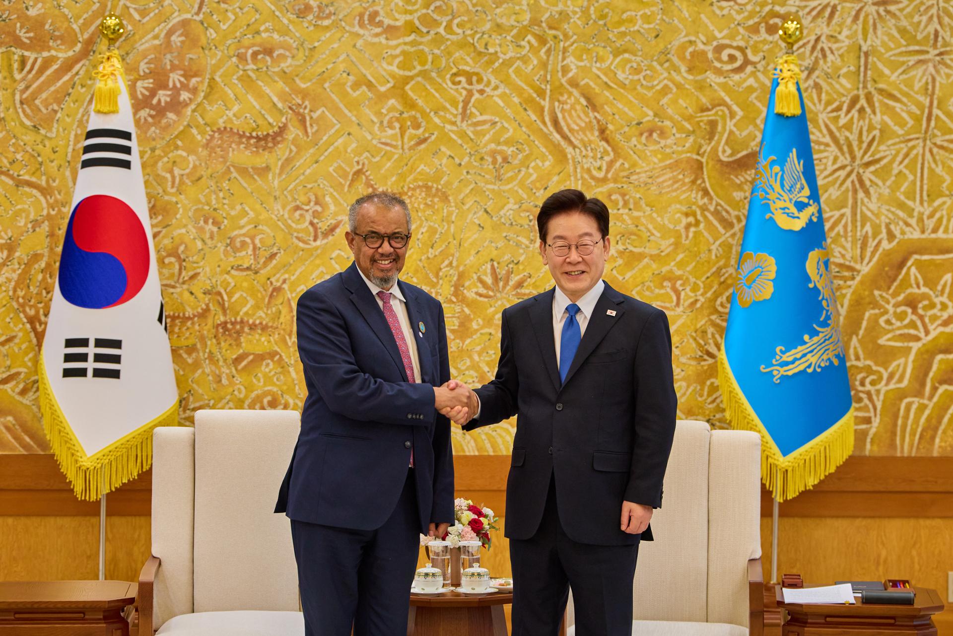 Lee meets with WHO chief to discuss cooperation in healthcare