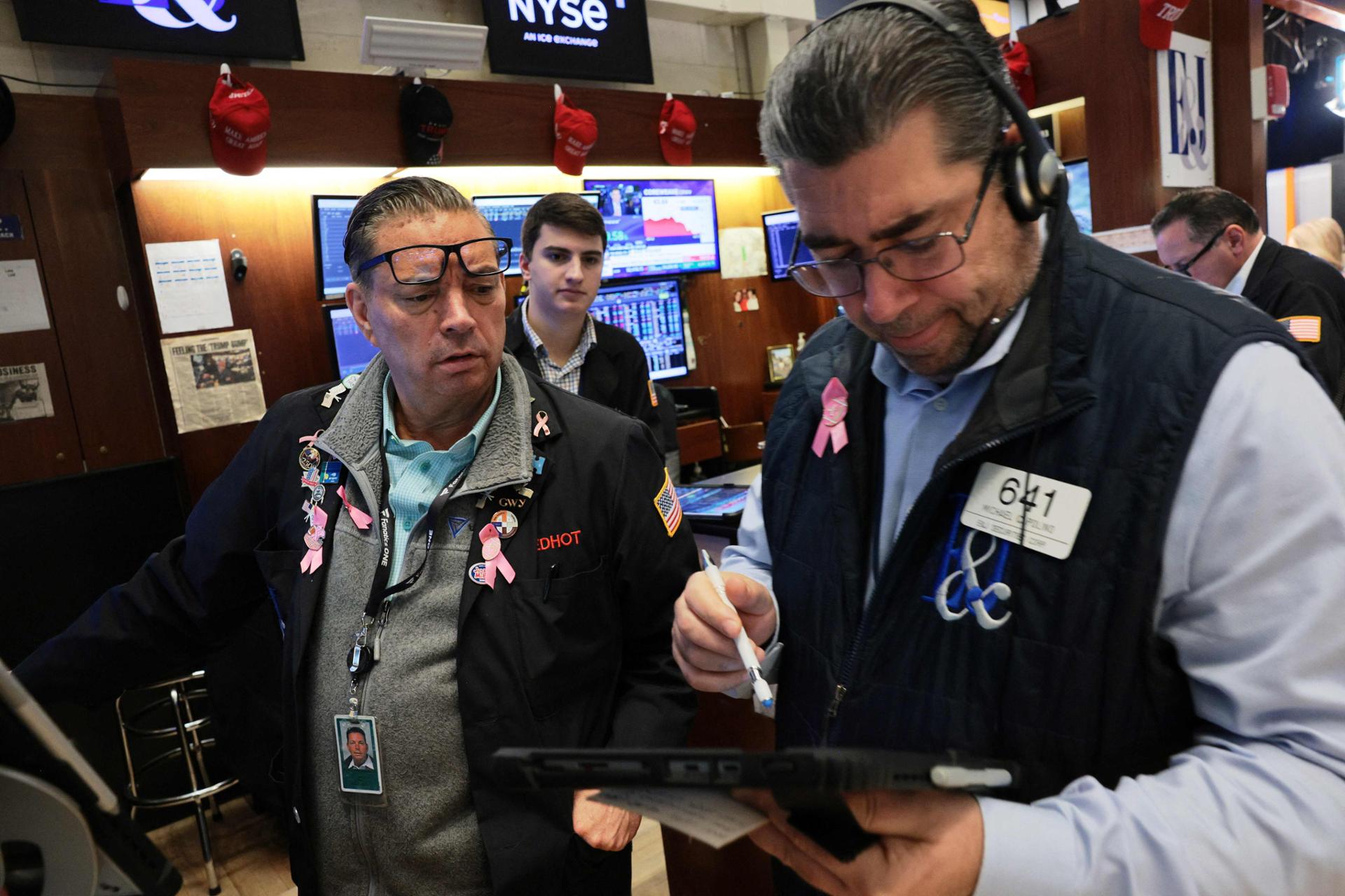 Nasdaq climbs over 1% as SpaceX, Super Micro improve AI sentiment