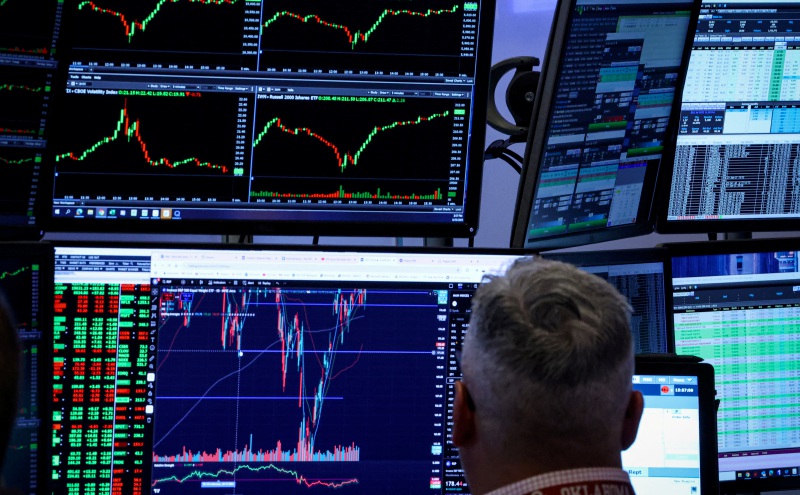 US stocks fall on spiking bond yields, higher oil prices