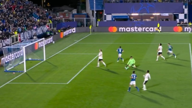 Como carve up United with brilliant goal