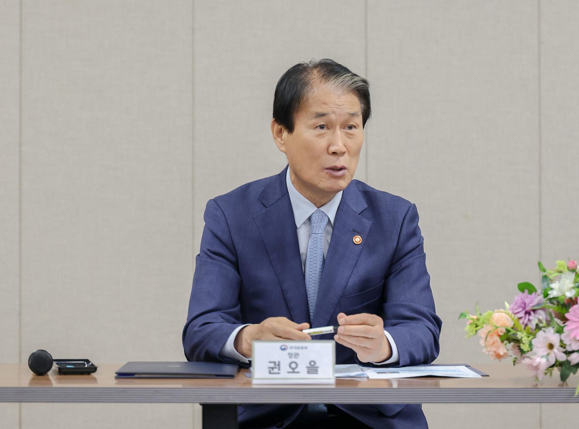 Veterans minister to pay tribute to 2 late former presidents