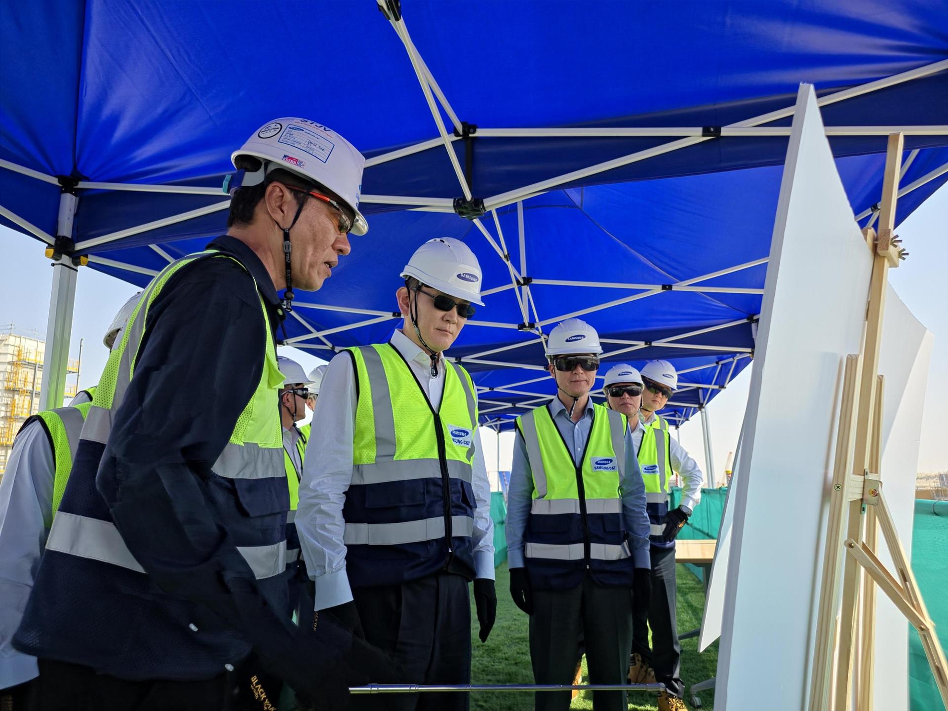Samsung chairman visits UAE, encourages employees