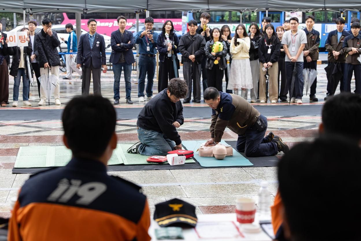 Lotte World ramps up safety prep with hands-on fire, CPR drills