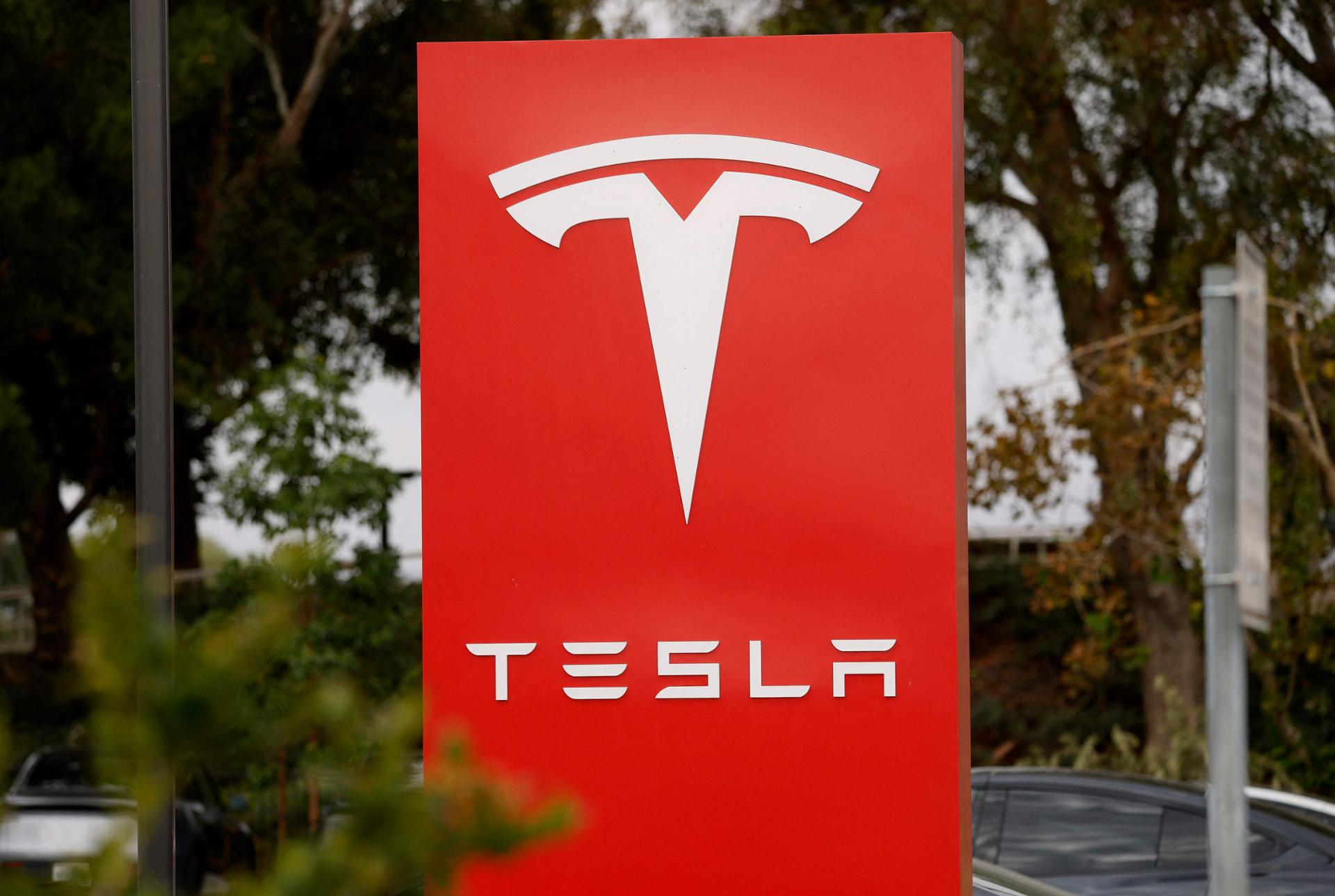 Musk's public endorsement of SpaceX-Tesla deal may throw a wrench in talks
