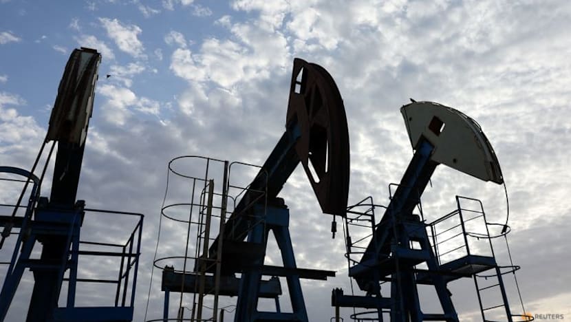 Oil climbs as fading US-Iran peace hopes raise supply risks