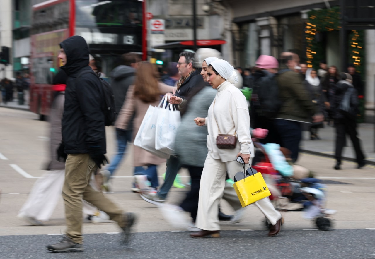 U.K. Consumer Confidence Suffers Biggest Drop Since Pandemic
