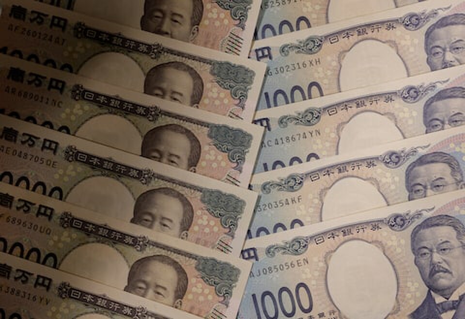Yen shines as AI jitters spur safe-haven rush