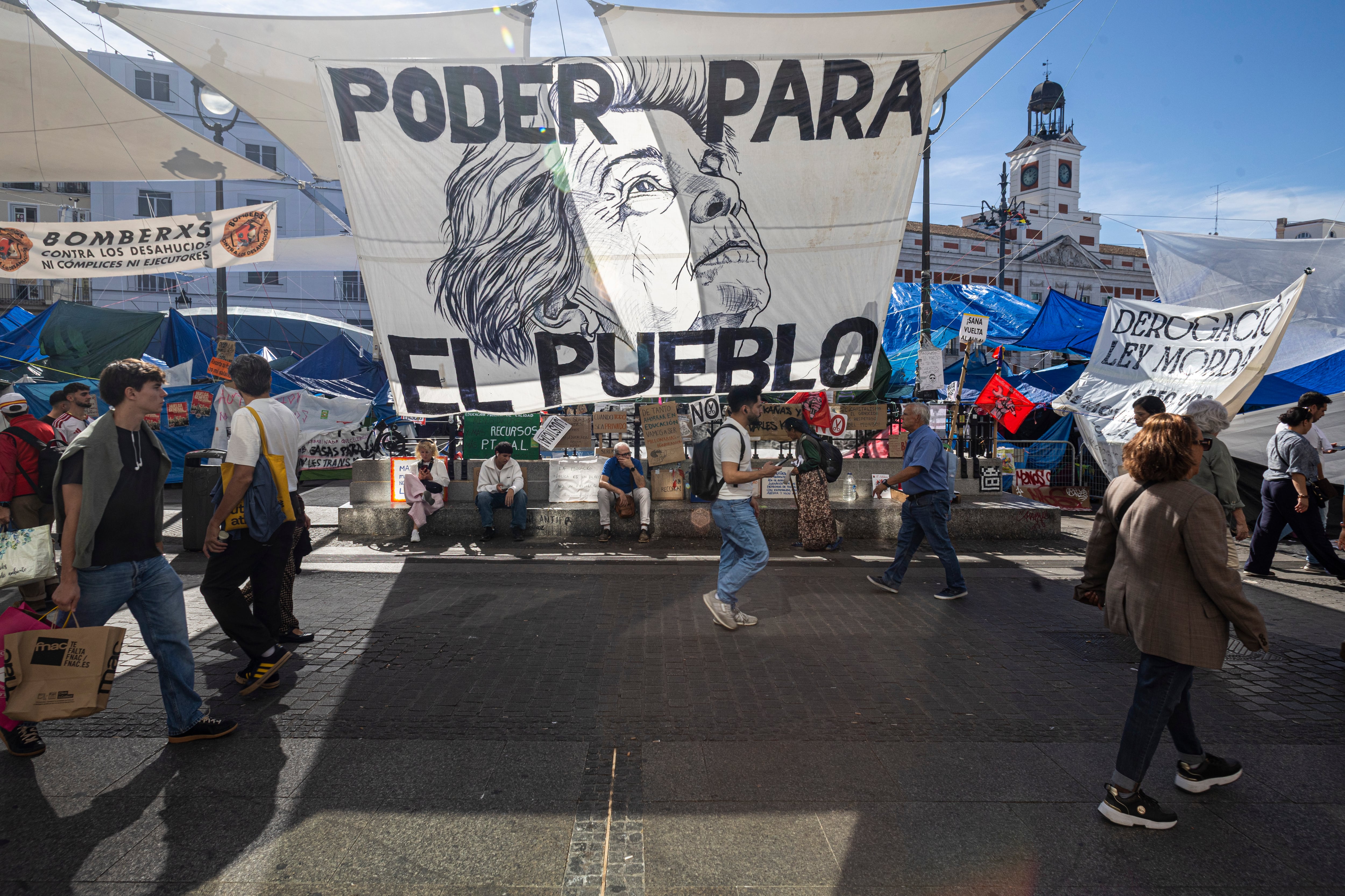 Protesters camped out in Sol are weighing up whether to resist or pack up their tents to organise a general strike and are seeking a "memorable shutdown".