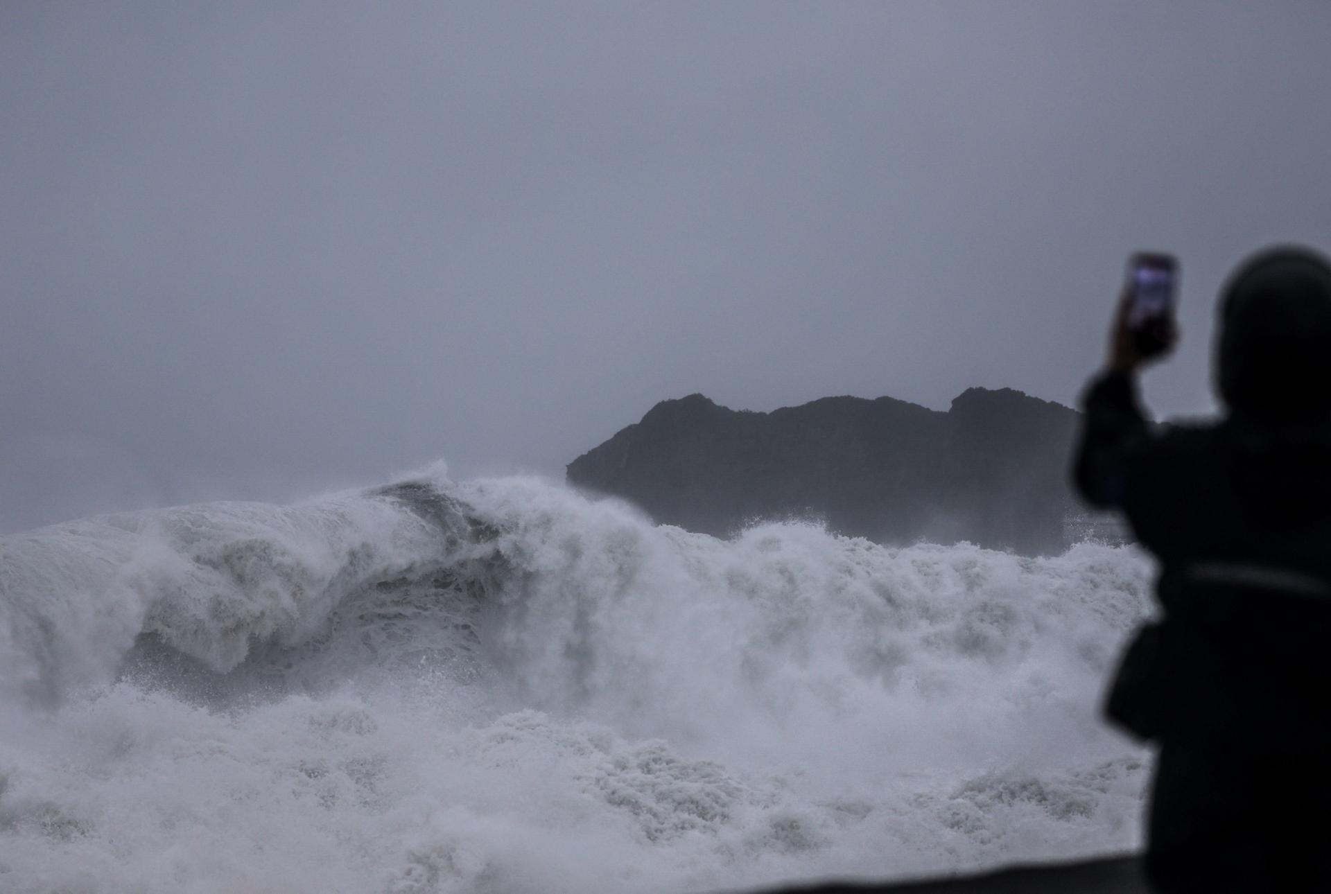 Taiwan shuts down ahead of Typhoon Champi, hundreds of flights canceled