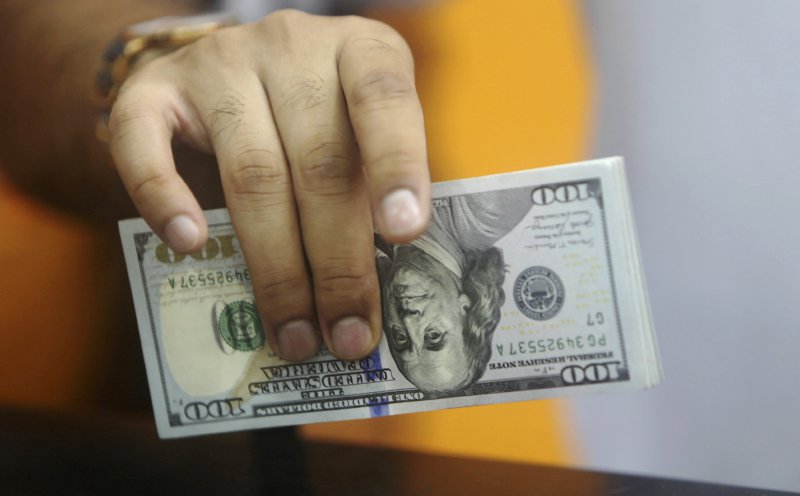Dollar feeble as rate hike bets dwindle, Iran war worries grow