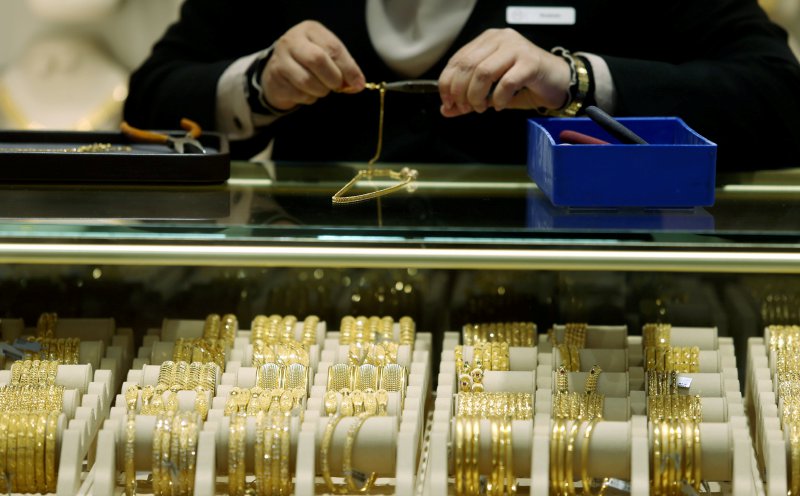 Gold extends gains on easing rate-hike fears, markets await Fed minutes