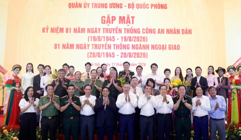 Meeting marks Traditional Days of public security, diplomacy sectors