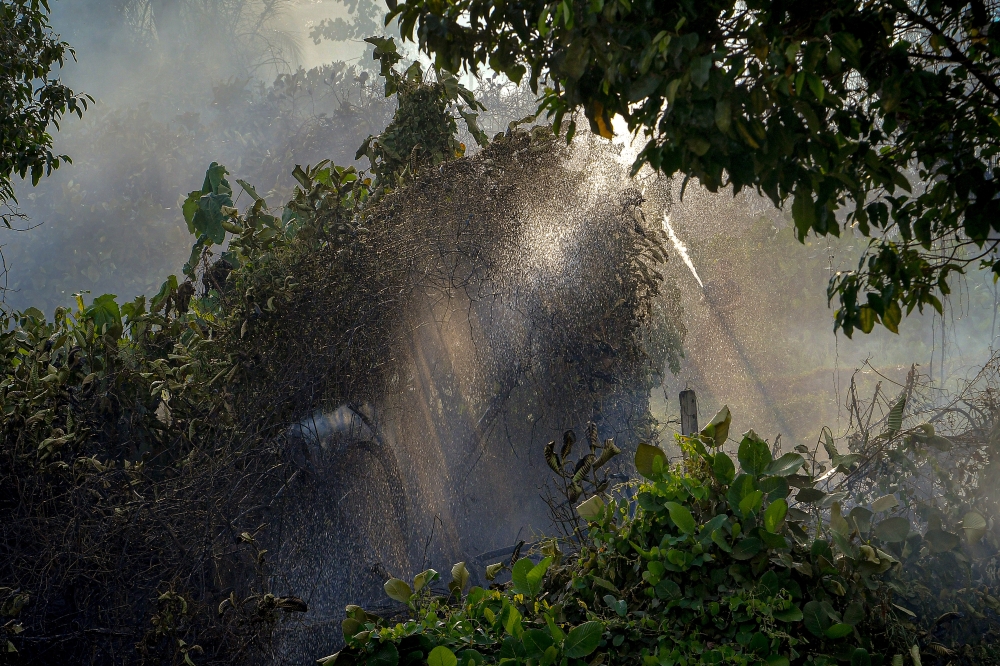 Firefighters battle hill forest blaze near Sultan Salahuddin Abdul Aziz Shah mosque