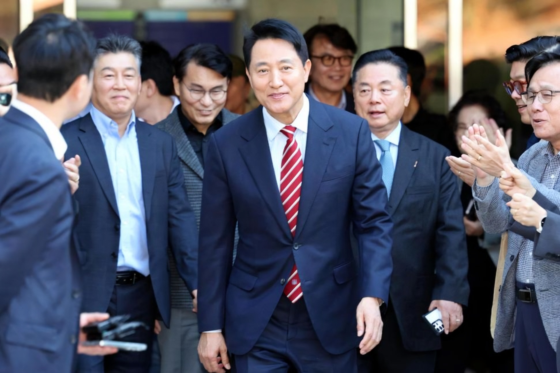 [COVER STORY] Acquittal revives Seoul mayor's presidential prospects