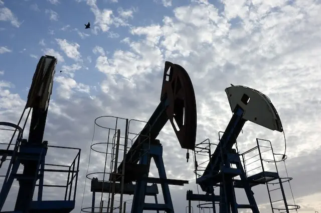 Oil climbs as fading US-Iran peace hopes raise supply risks