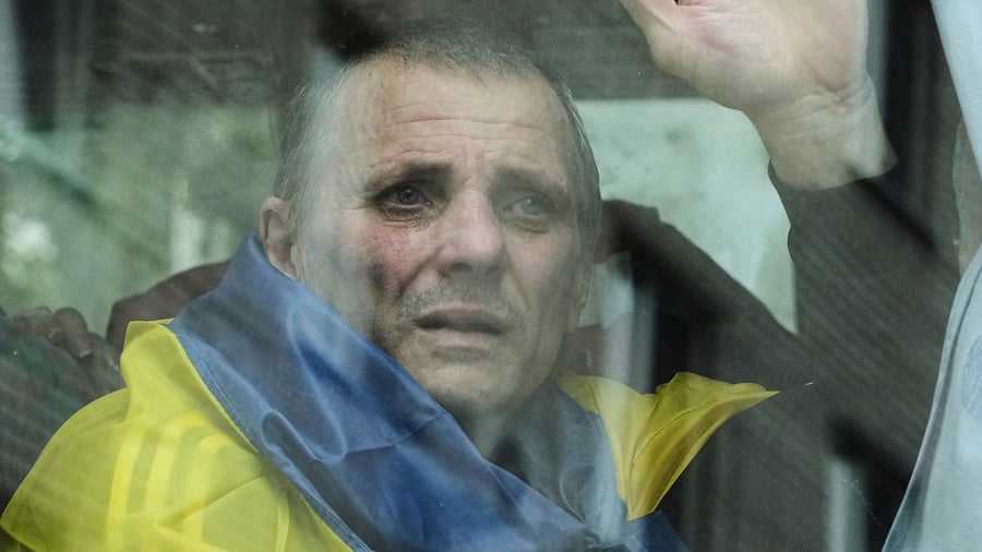 Ukraine War: Russia and Ukraine exchange prisoners of war