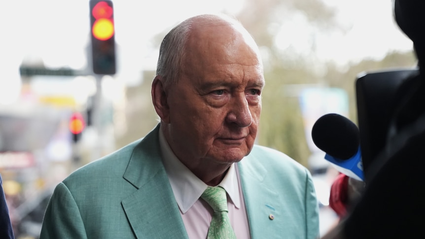 Former Alan Jones colleague tells court of currying favour through texts
