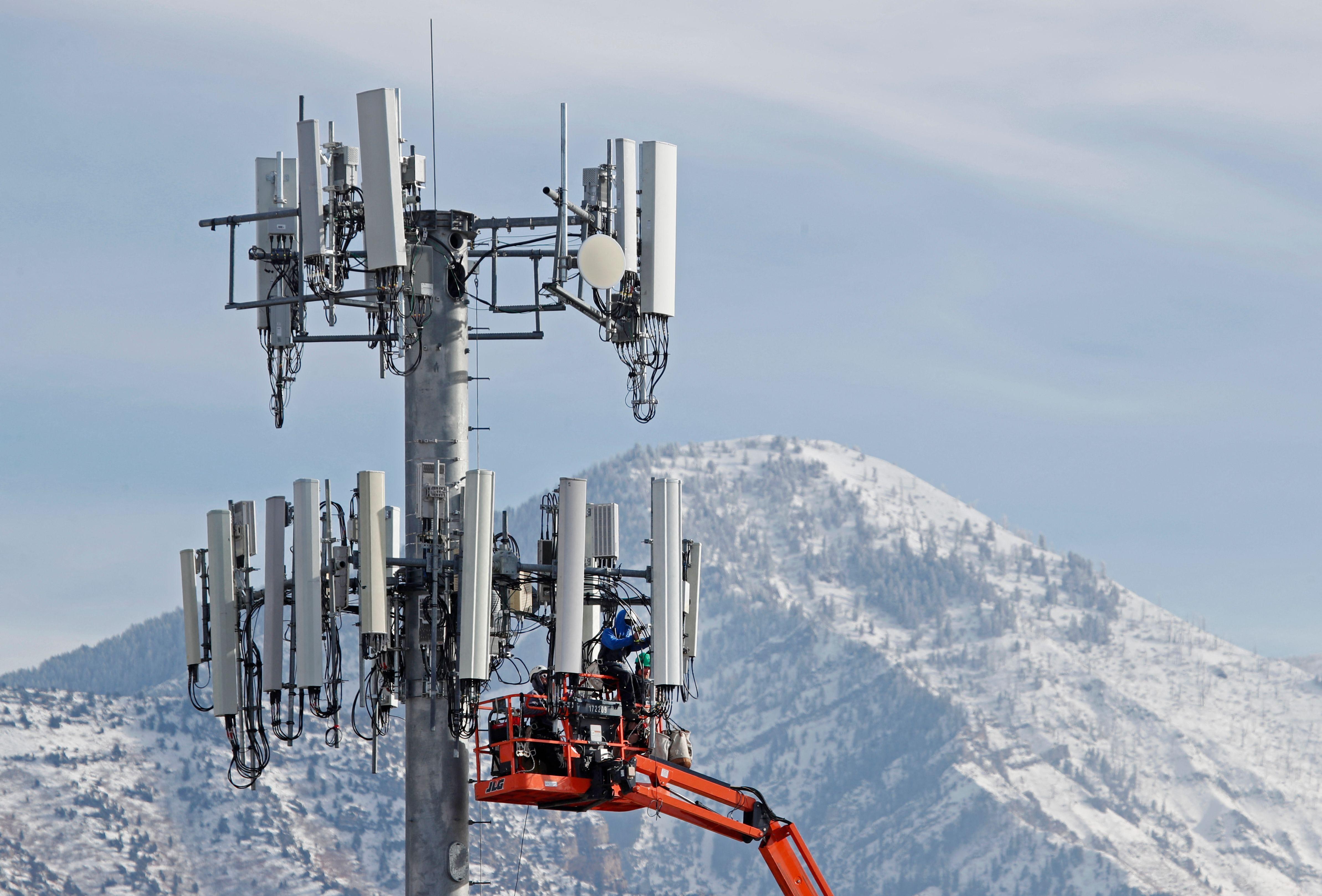 SpaceX’s mobile carrier push reportedly involves tapping into 80,000 cell sites