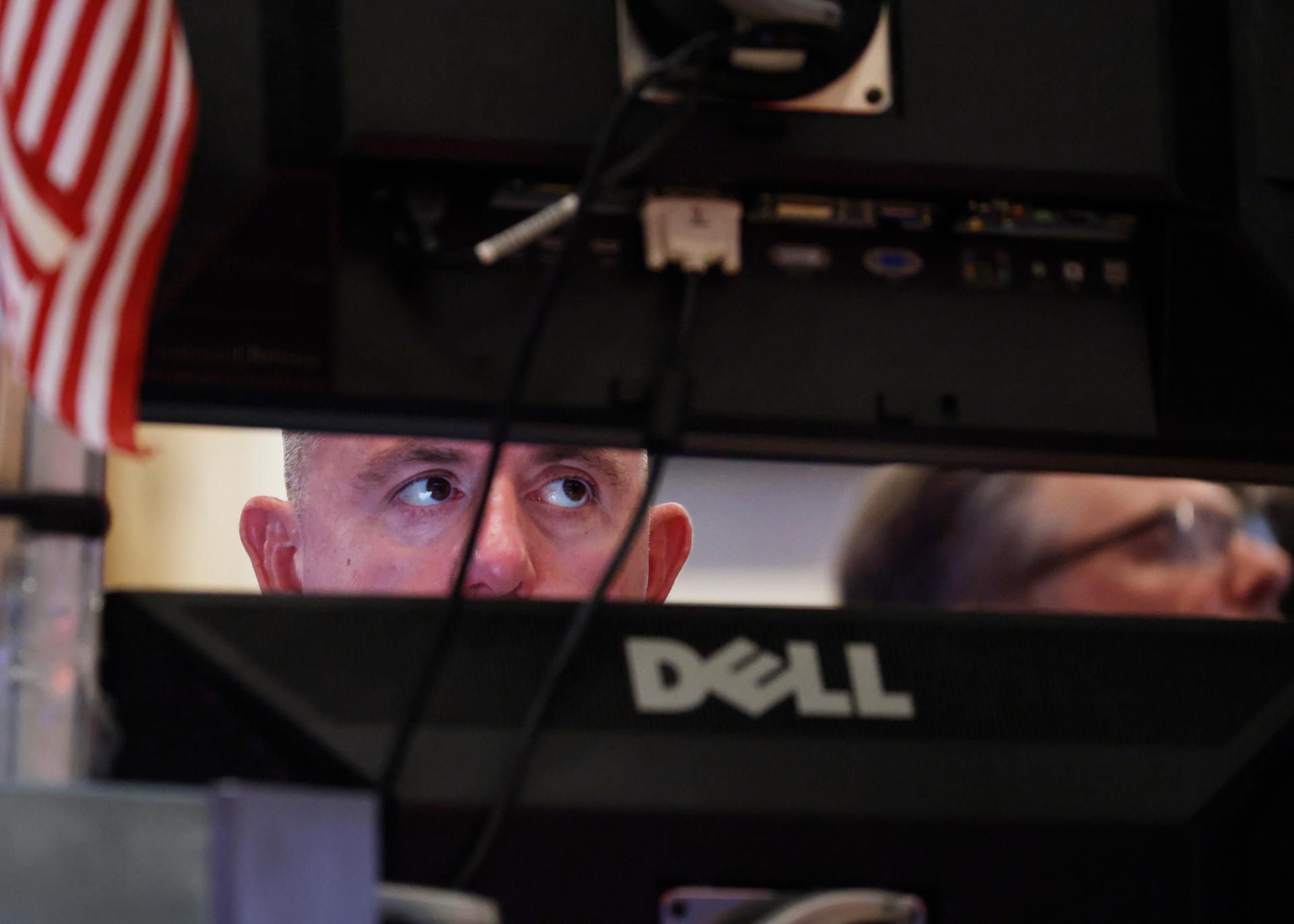 Wall Street mostly loses ground under pressure from rising oil prices