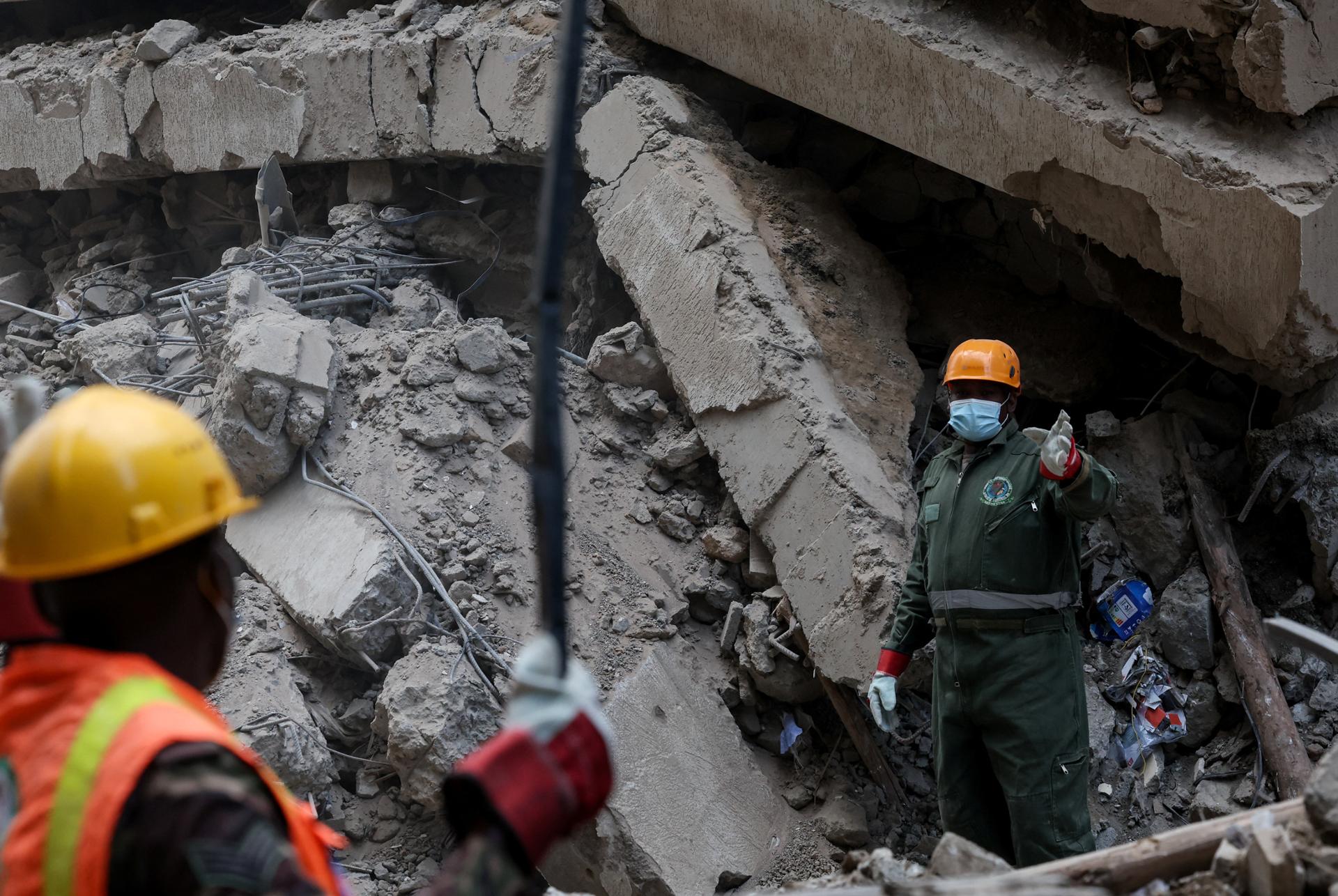 Many feared trapped as a tall building collapses in Kenya