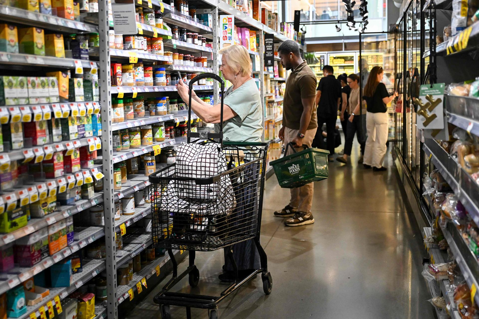 US consumer sentiment near record low ahead of midterm elections