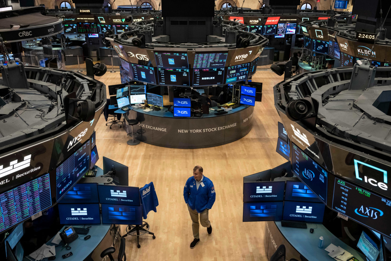 Stocks, Pulled in Two Directions, Fall to End Volatile Week