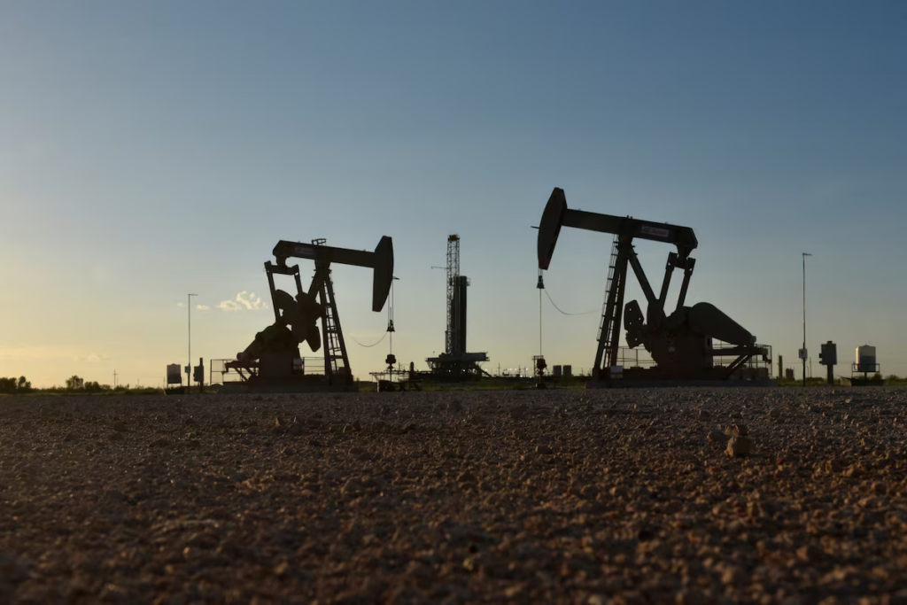 Oil climbs as fading US-Iran peace hopes raise supply risks