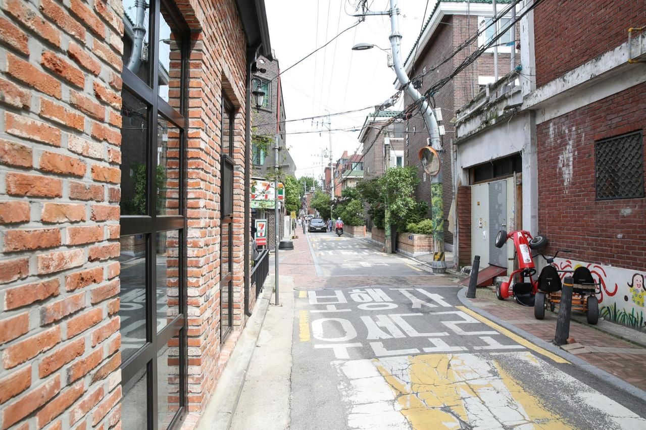 Explore one of Seoul's trendiest spots through architect-led tour of Seongsu