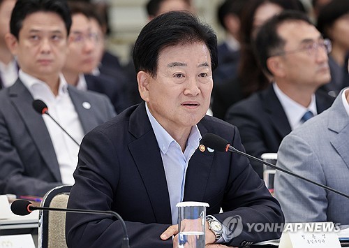 (LEAD) Unification minister calls for end to 'main enemy' term for N. Korea
