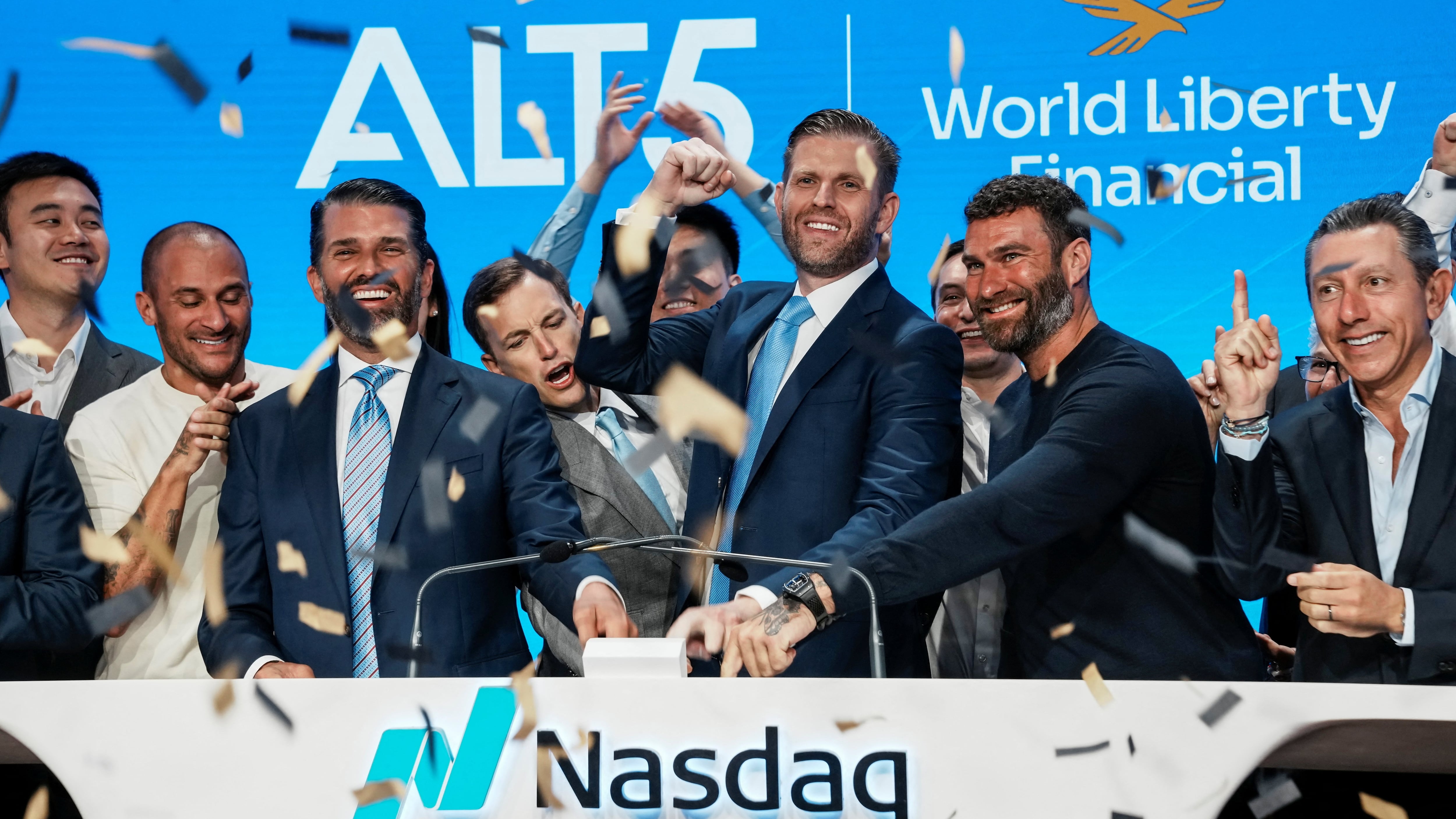 El regulador estadounidense concede la licencia bancaria a la empresa cripto de los Trump