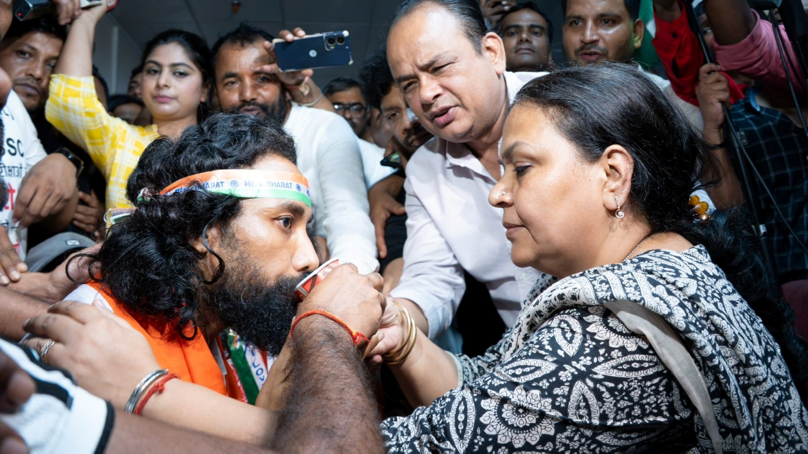 Student leader Mahato breaks hunger strike after Jharkhand government agrees to cancel JSSC-CGL exam
