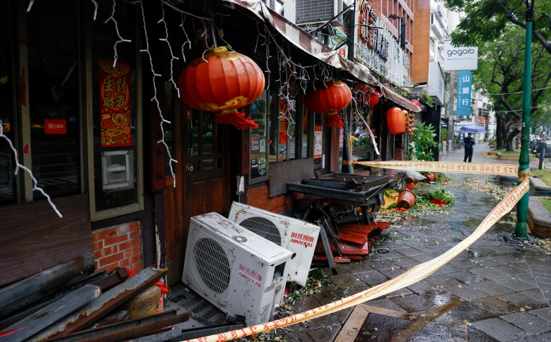 Typhoon Champi sweeps past Taiwan, leaving one dead and 500 injured