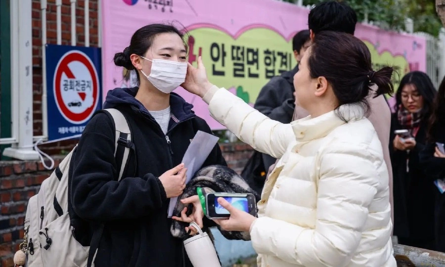 South Korea to halt flights, delay work hours for 25-minute English test