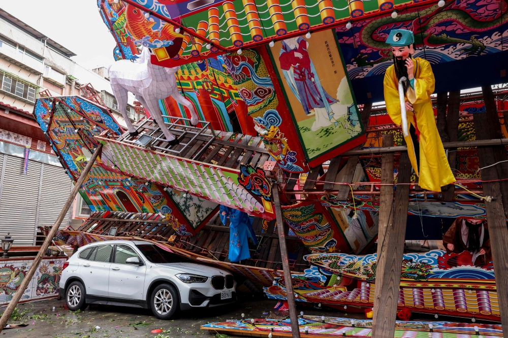 One dead, 500 hurt as Champi batters Taiwan, then turns towards Shanghai