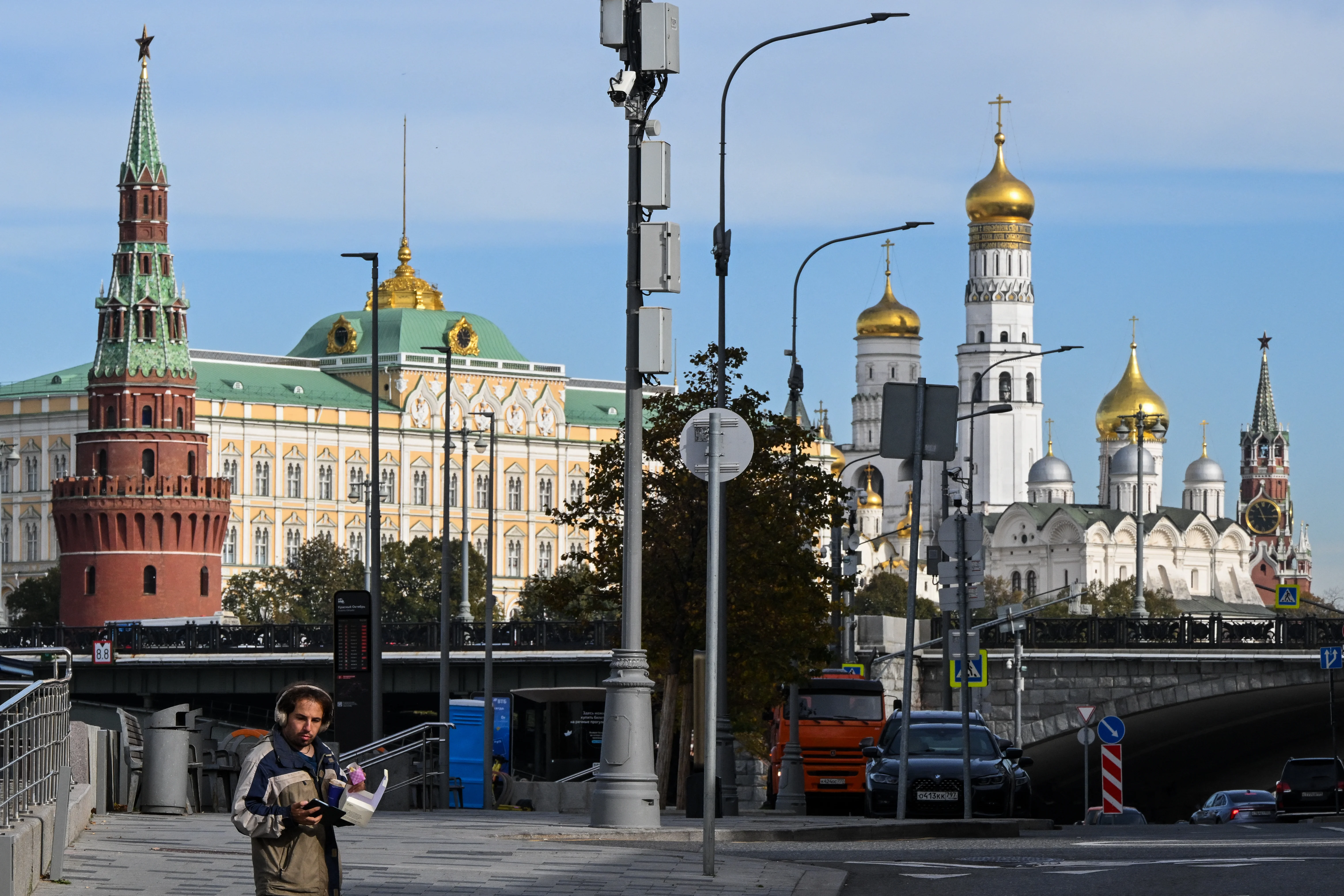 Russia steps up election influence efforts in final stretch of midterms