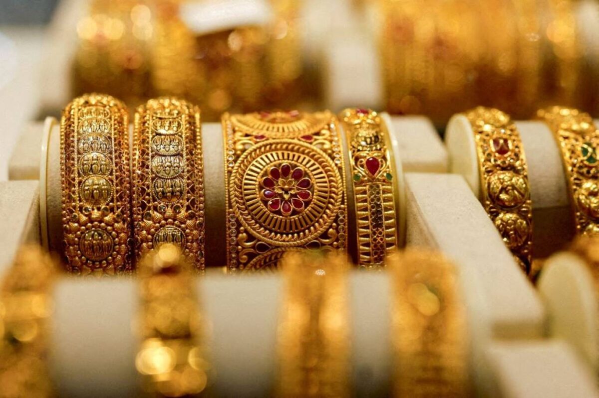Gold prices in Saudi Arabia edge down after global drop