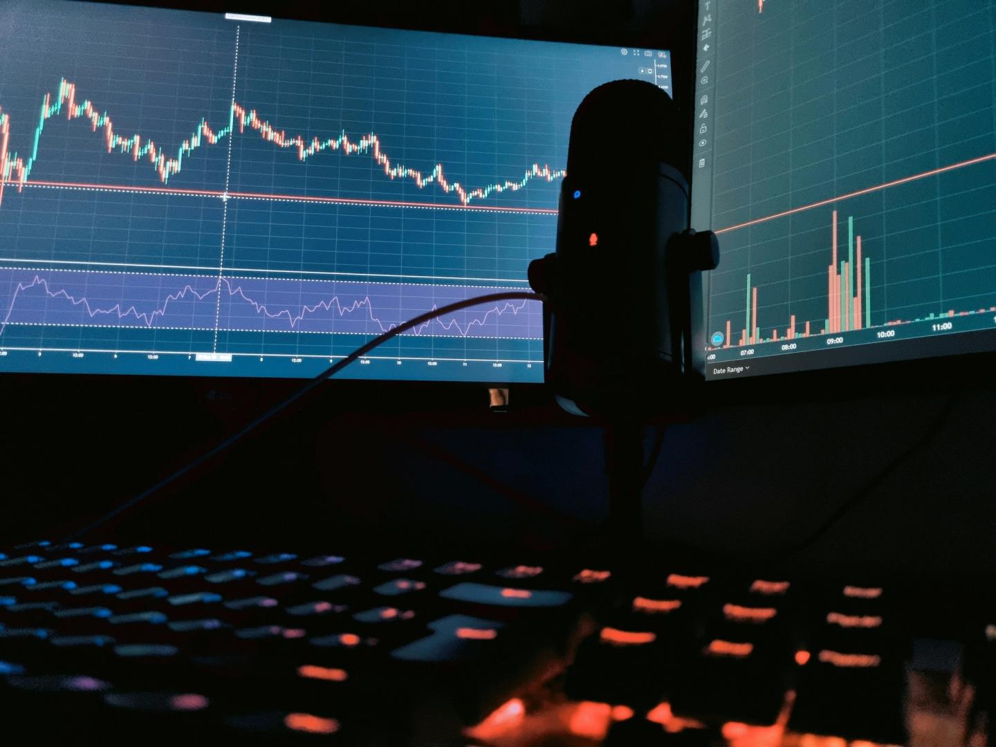 Bitcoin climbs above $64,000 while most majors slip