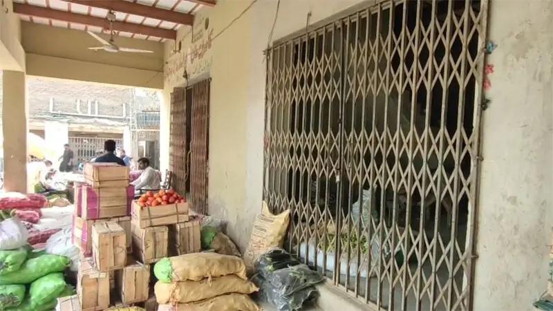 Larkana’s Sabzi Mandi shutters down over daytime ban on heavy vehicles
