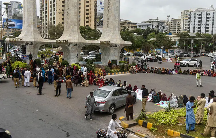 Over 150 lady health workers briefly detained for staging sit-in at Teen Talwar in Karachi