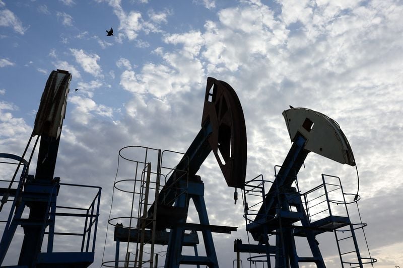 Oil climbs as fading US-Iran peace hopes raise supply risks