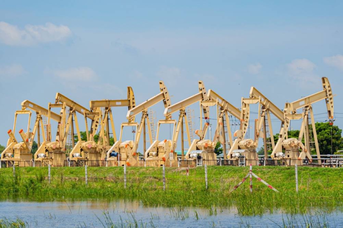 Oil prices jump on Houthi attacks, settle at highest levels since April