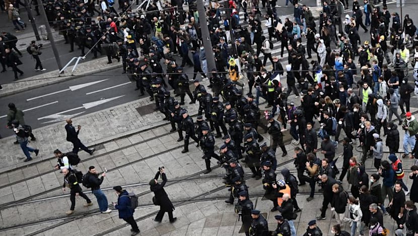 Clashes break out in Paris, other cities amid fresh protests