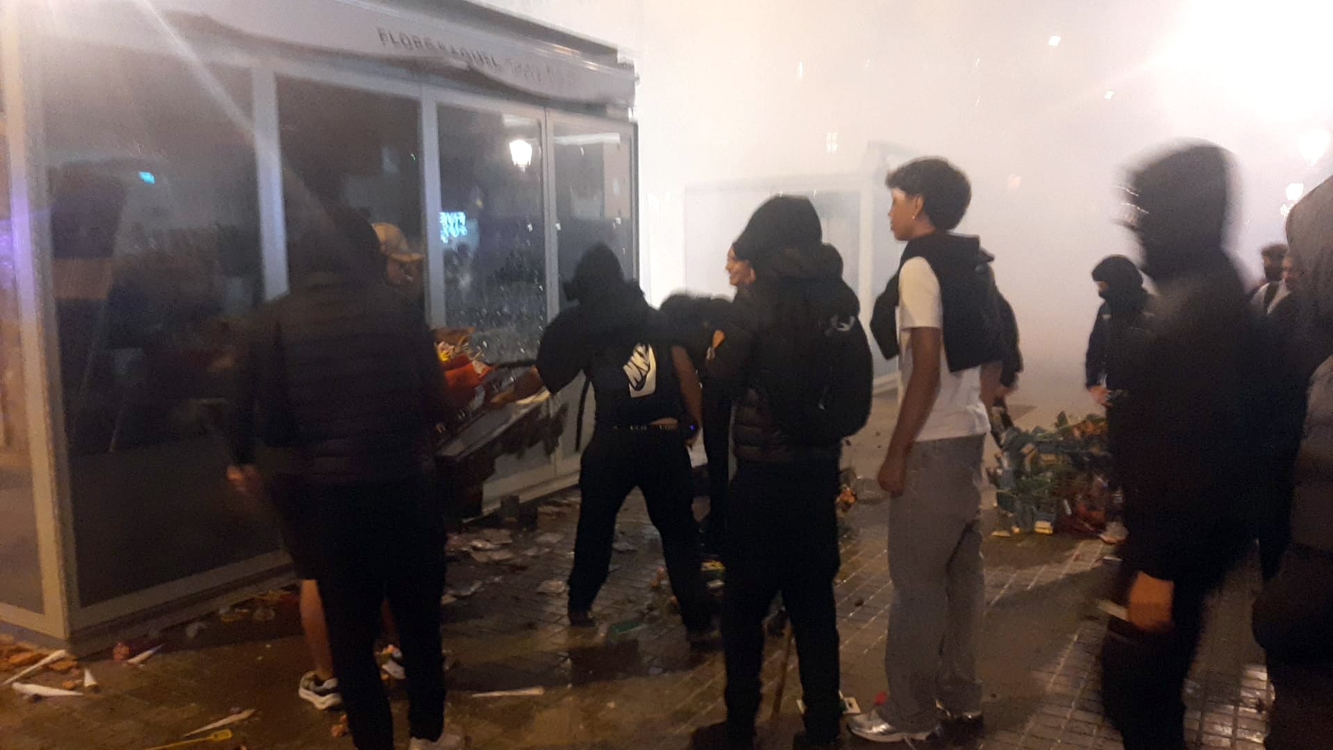 Una protesta juvenil desencadena disturbios en el centro de Barcelona