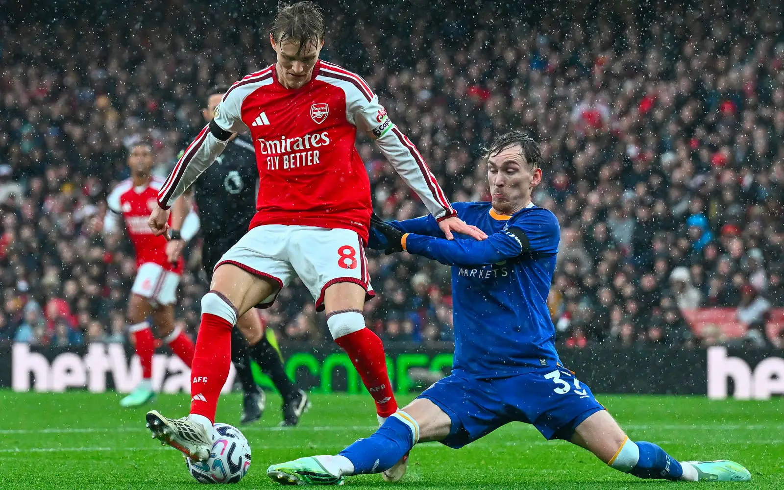 Arsenal sink Everton to join Man City at Premier League summit
