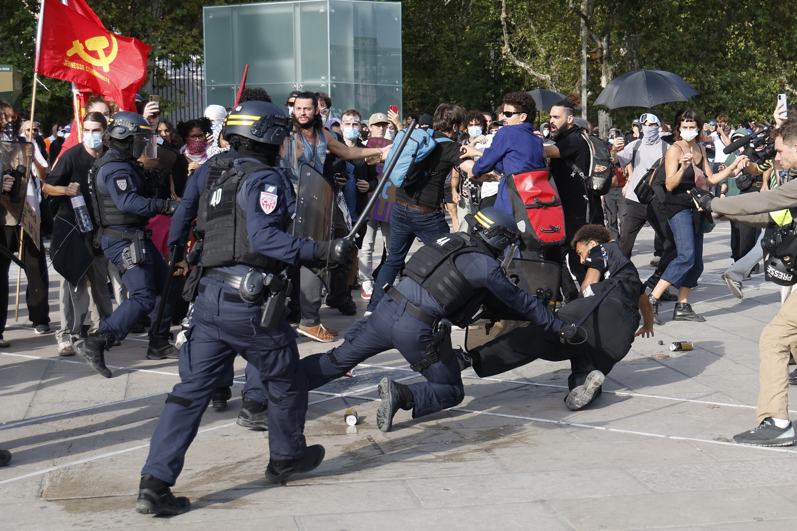Clashes break out in Paris, other French cities amid fresh protests