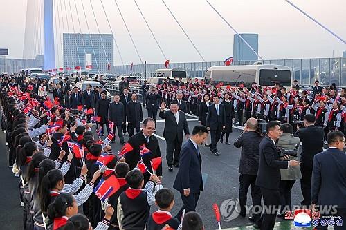 (LEAD) N.K. leader vows to advance ties with China during surprise Dandong visit