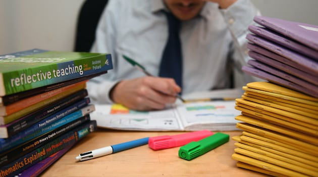 Government urged to act to make teaching profession more attractive