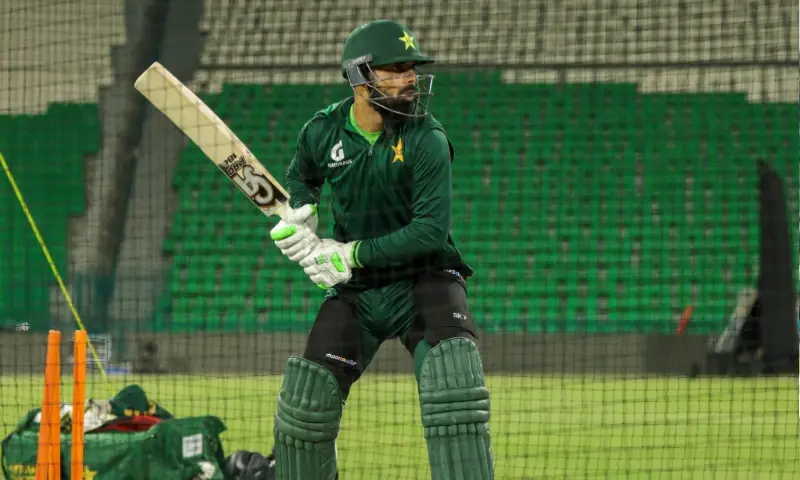 Shadab returns, Razaullah makes debut as Pakistan elect to field in tri-series match against England